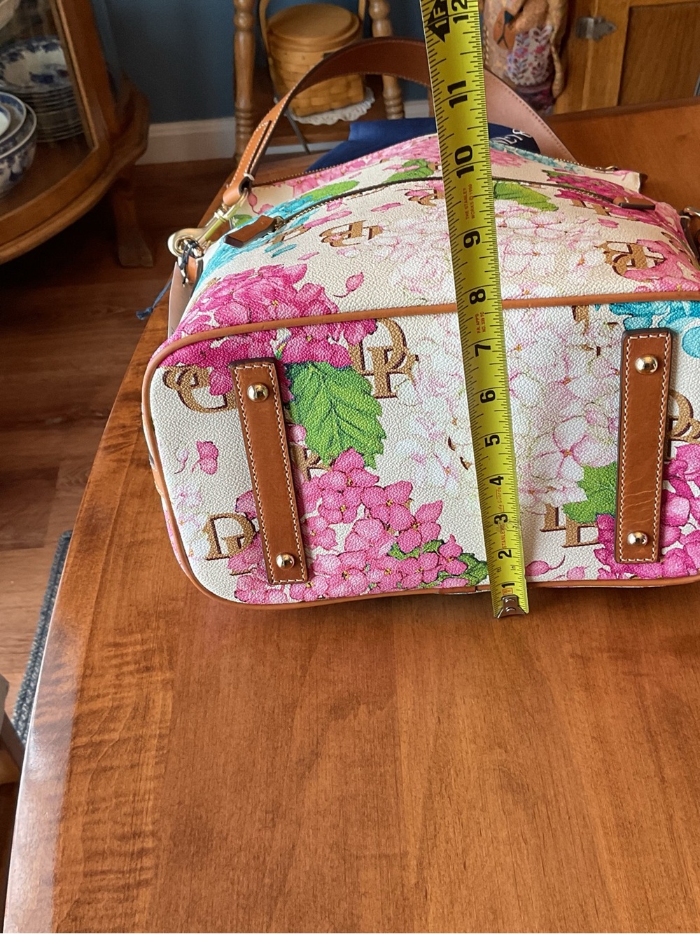 Dooney & Bourke Cream Hydrangea Large Sac - Picture 13 of 16